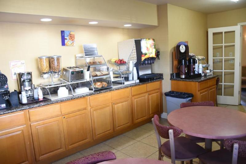 Howard Johnson By Wyndham Middletown Newport Area Екстериор снимка
