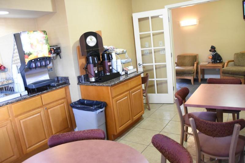 Howard Johnson By Wyndham Middletown Newport Area Екстериор снимка