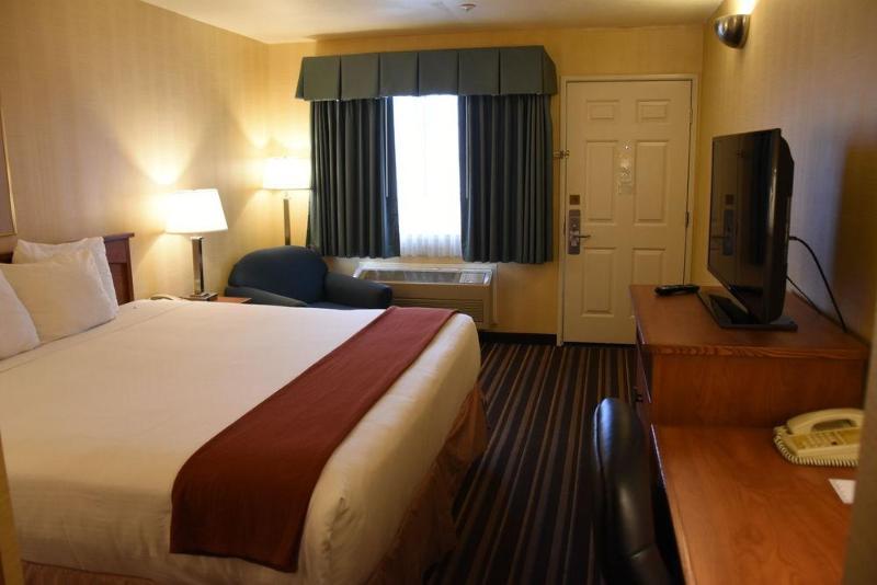 Howard Johnson By Wyndham Middletown Newport Area Екстериор снимка