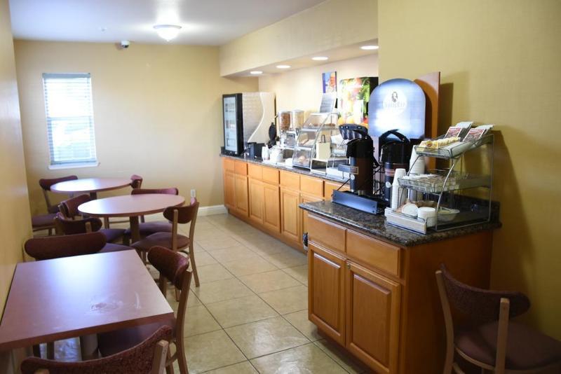Howard Johnson By Wyndham Middletown Newport Area Екстериор снимка